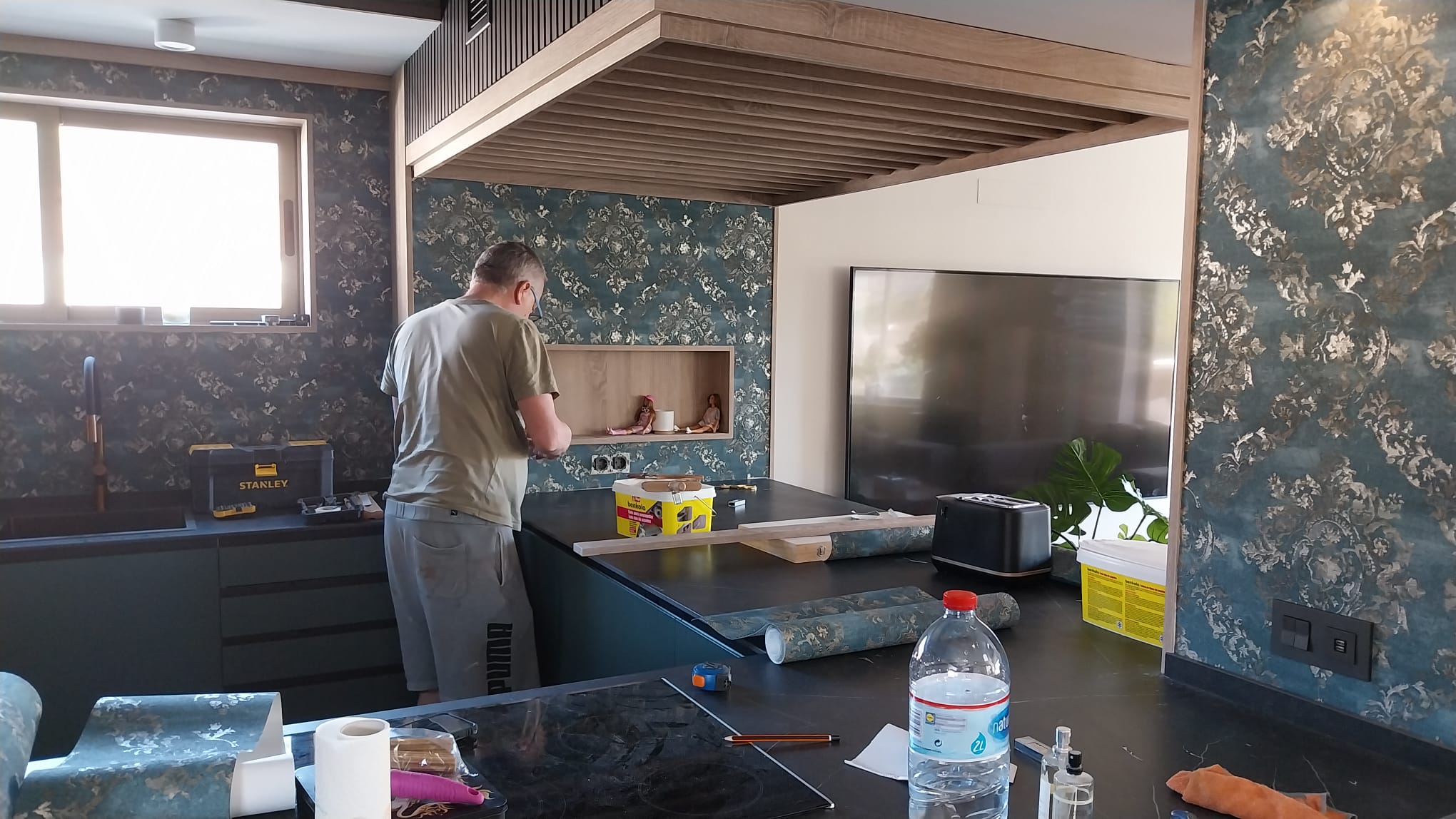 Lee_at_work7_Kitchen_Wallpaper